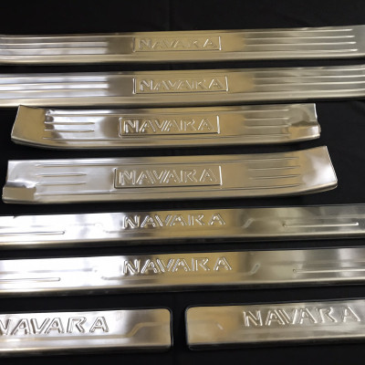 Ốp Bậc Cửa Trong, Ngoài Xe Nissan Navara 2015-2020, chất liệu Inox