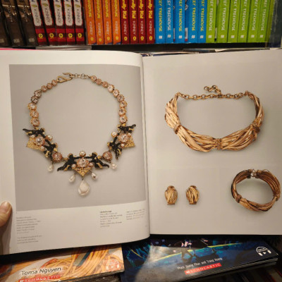 Sách - Adorning Fashion: The History of Costume Jewellery to Modern Times by Deanna Farneti Cera