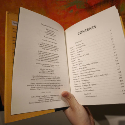 Sách - Reading Between the Lines: What your handwriting says about you by Emma Bache