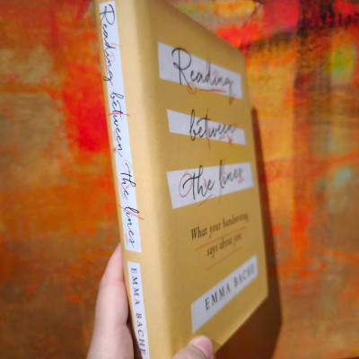 Sách - Reading Between the Lines: What your handwriting says about you by Emma Bache