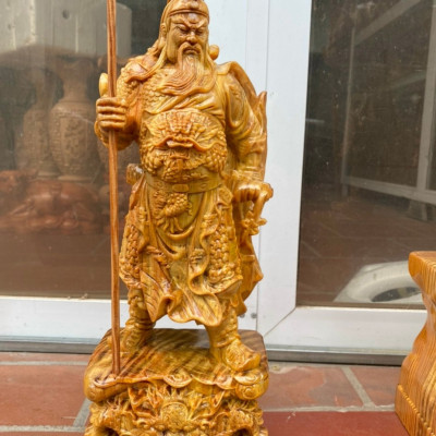 Tượng quan công cầm đao trấn ải bằng gỗ huyết long mọng dầu kt cao 50×20×13cm