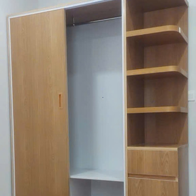 Tủ áo Ecoplast 2 cánh lùa và kệ Juno Sofa KT 1m6 x 2m màu gỗ