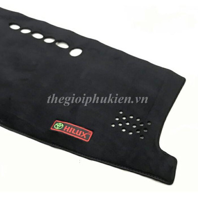 Thảm nhung taplo chống nắng Toyota Hilux Revo