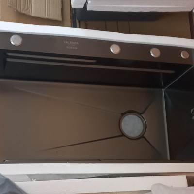 Chậu rửa bát 1 hố lớn inox 304 nano đen Valenza kháng khuẩn cao cấp kèm vòi rửa bát inox 304 nóng lạnh nano đen dáng Vuông, bộ xả to ngăn mùi, khay inox kín-TẶNG BÌNH ĐỰNG NƯỚC RỬA BÁT