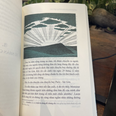 (Giải Grand Prix của Viện hàn lâm Pháp, được xếp vào Top 10 cuốn sách phiêu lưu hay nhất mọi thời đại) (in màu) GIÓ, CÁT VÀ NHỮNG NGÔI SAO - Saint-Exupéry (tác giả Hoàng Tử Bé) – Võ Thị Thu Hảo dịch -Trường Phương – NXB Văn Học