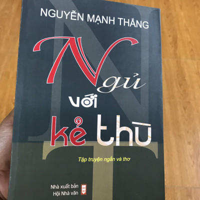 Ngủ với kẻ thù (truyện ngắn và thơ)