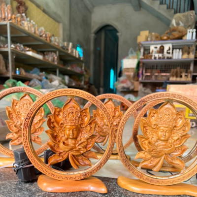 Tượng Diện phật có lắp bóng đèn bằng gỗ bách xanh thơm nức kt 20×20×6cm