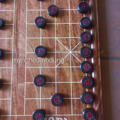 Bộ bàn cờ tướng  bằng gỗ hương đá 50x50x3.5cm +quân cò gỗ trắc đỏ đen đẹp long lanh kt 4.0x1.5cm 