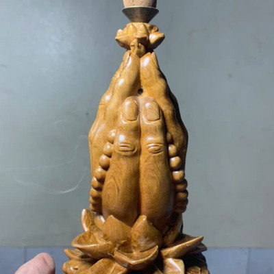 Chắp tay niệm phật bằng gỗ  bách xanh thơm nức cao 15x8x8cm 