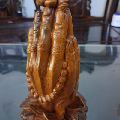 Tượng Bàn tay niệm phật bằng gỗ bách xanh thơm nức cao 15x9x9cm 