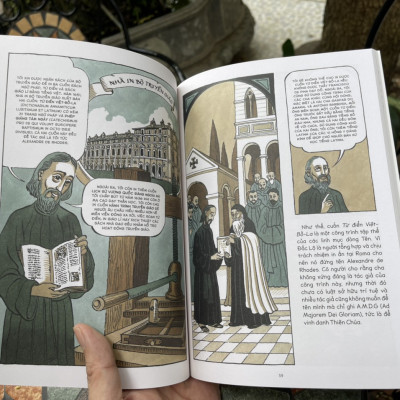 (In màu toàn bộ, chữ ký họa sỹ Tạ Huy Long) NGƯỜI VIỆT GỌI TÔI LÀ CHA ĐẮC LỘ - HÀNH TRÌNH SÁNG TẠO CHỮ QUỐC NGỮ- Phạm Thị Kiều Ly -Minh họa: Tạ Huy Long– Nxb Kim Đồng – bìa mềm