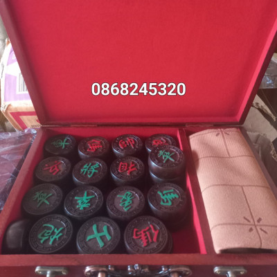 Hộp đựng quân cờ tướng  gỗ hương khắc mã đáo thành công  kt 28×20×8cm +quân cờ gỗ trắc kt 4.0×1.5cm đẹp long  lanh