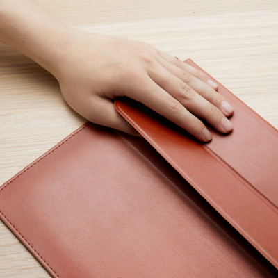 Túi chống sốc HYPER Hypershield Stand & Go Sleeve dùng cho Macbook Pro/ Air 13″/ 14″ bằng da PU có thể dựng thành giá đỡ laptop Hàng Chính Hãng