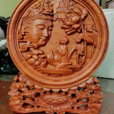 Đĩa khắc nhất tâm bái phật bằng gỗ hương đá  kt 30x30x3cm + chân đế cao tổng 38cm 