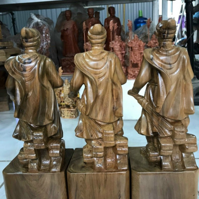 Tượng trần quốc tuấn bằng gỗ bách xanh thơm nức kt cao 30×12×8cm