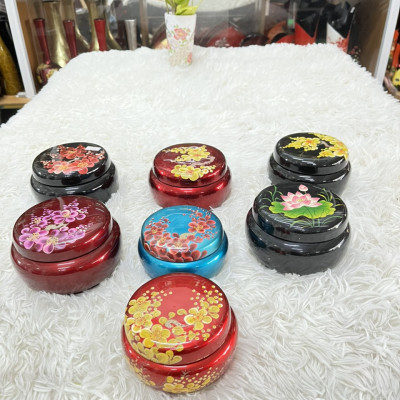 Hủ kẹo trang trí Thanh Bình Lê họa tiết phong phú nhiều màu sắc đa dạng thích hợp đựng vật dụng, trang trí làm quà tặng