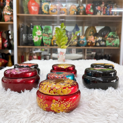 Hủ kẹo trang trí Thanh Bình Lê họa tiết phong phú nhiều màu sắc đa dạng thích hợp đựng vật dụng, trang trí làm quà tặng