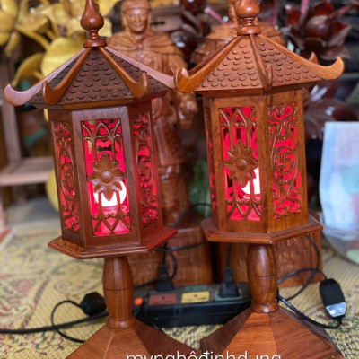 Đôi đèn thờ bằng gỗ hương cao 50x22cm 