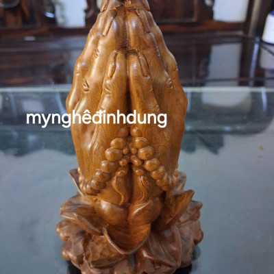 Tượng Bàn tay niệm phật bằng gỗ bách xanh thơm nức cao 15x9x9cm 
