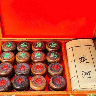 Combo bộ bàn cờ tướng gỗ hương kt 50×50×3cm+quân hộp đựng gỗ hương kt 4.0×1.5cm đẹp long lanh 