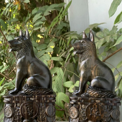 Tượng con chó phong thủy cầu tài lộc bằng gỗ mun hoa kt cao 30cm