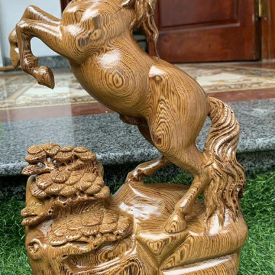 Tượng con ngựa nhất mã phi thiên bằng gỗ mun đuôi công đẹp long lanh kt cao 40×23×7,5cm 