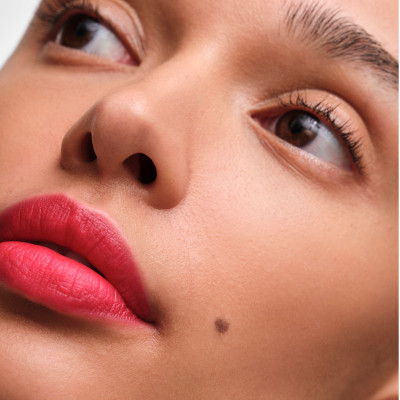 Son màu Prada Monochrome Buildable Weightless Lipcolor R126_SCARLATTO 3.8gr