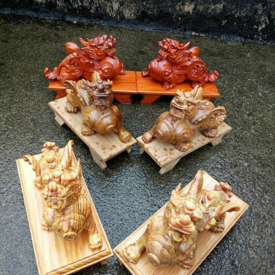 Cặp tỳ hưu phong thủy hút tài lộc về nhà bằng gỗ huyết long kt 20×12×8cm +thêm cả chân đế đi kèm 