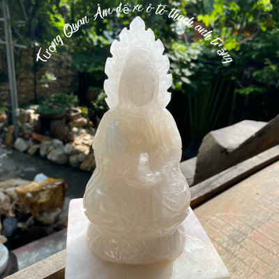 Tượng Quan Âm để xe ô tô thạch anh trắng NHASAN TP22 nặng 1.27kg, cao 18.5cm x ngang 8.7cm x dày 7.2cm