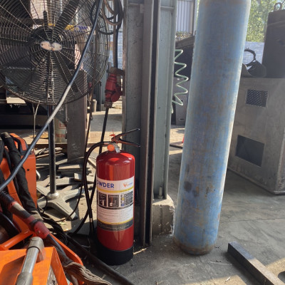 Bình chữa cháy bột ABC 4kg Vinafoam V4-P có tem kiểm định đạt công suât dập tắt 2A55B