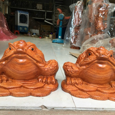Cóc ngậm đồng tiền bằng gỗ hương đá kt 40×27×30cm
