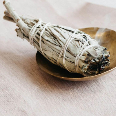 Bó lá xô thơm trắng và lá thánh (white sage + Yerba Santa)