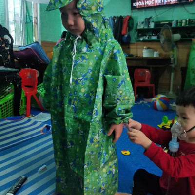 Áo mưa bít trẻ em từ  1 -  4 tuổi ,  áo đi mưa , vải dù  chống thấm ,  họa tiết hoạt hình dễ thương  , kèm túi đựng xinh xắn , giao màu ngẫu nhiên
