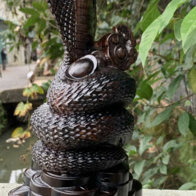 Tượng con rắn phong thủy bằng gỗ mun hoa kt cao 30cm