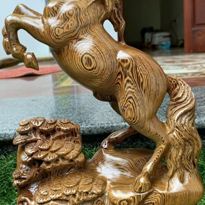 Tượng con ngựa nhất mã phi thiên bằng gỗ mun đuôi công đẹp long lanh kt cao 40×23×7,5cm 