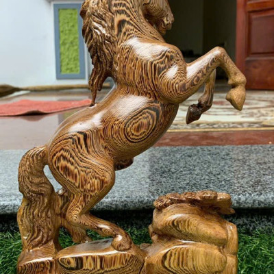 Tượng con ngựa nhất mã phi thiên bằng gỗ mun đuôi công đẹp long lanh kt cao 40×23×7,5cm 
