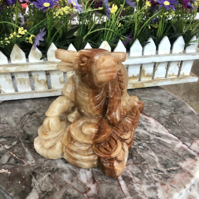 Tượng con trâu giáp ngồi trên thỏi vàng phong thủy đá cẩm thạch vân gỗ trang trí, đặt bàn làm việc - Dài 15 cm