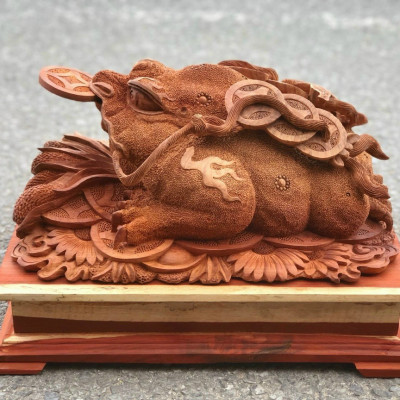 Tượng cóc thiềm thừ ngậm tiền vàng ,phong thủy hút tài lộc bằng gỗ hương ta hàng đục kỹ đẹp long lanh kt 34×20×42cm chưa tính chân kệ 
