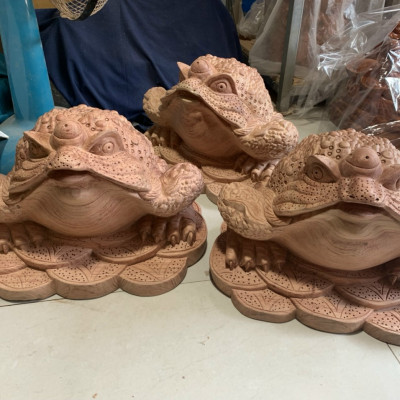 Cóc ngậm đồng tiền bằng gỗ hương đá kt 40×27×30cm