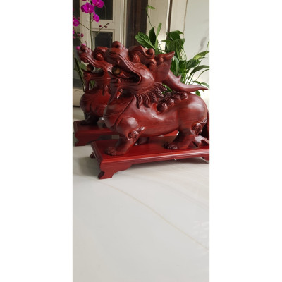 Cặp Tỳ Hưu Ngậm Châu Hút Tài Lộc Gỗ Muồng Size Dài 40cm x Cao 33cm x ngang 15cm trưng Tỳ Hưu phòng khách nhà, công ty Công dụng Tỳ Hưu thu hút tài lộc cho gia chủ ạ