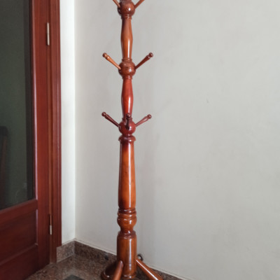Cây treo quần áo gỗ thân to chân thẳng màu nâu đậm