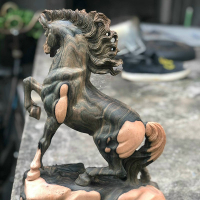 Tượng con ngựa trang trang trí phong thủy hút tài lộc bằng gỗ mun hoa kt cao 40cm
