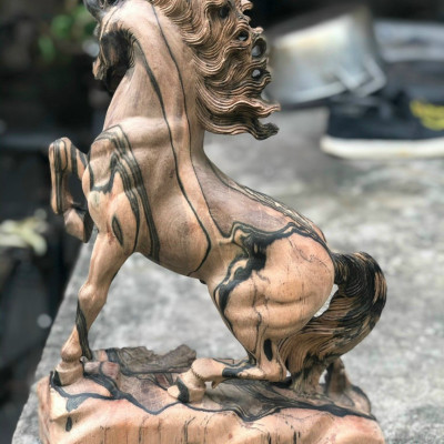 Tượng con ngựa trang trang trí phong thủy hút tài lộc bằng gỗ mun hoa kt cao 40cm