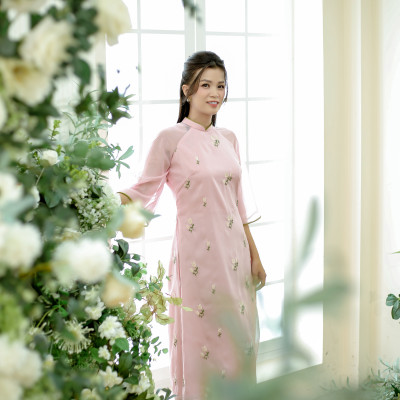 Áo dài cách tân thiết kế hồng tơ 4 tà thêu hoa lá ( size L)