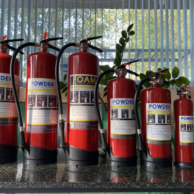 Bình chữa cháy bột ABC 4kg Vinafoam V4-P có tem kiểm định đạt công suât dập tắt 2A55B