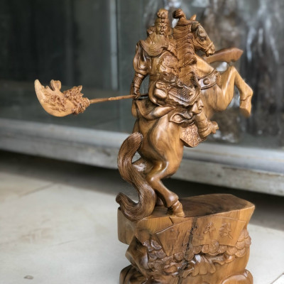 Tượng quan công cưỡi ngựa bằng gỗ bách xanh thơm nức 