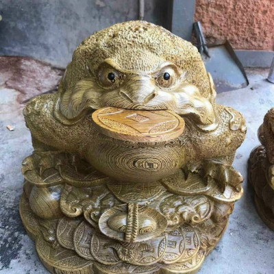 Cóc ngậm đồng tiền phong thủy  bằng gỗ mun đuôi công kt 47×47×40cm