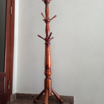 Cây treo quần áo N H home thân to chân thẳng màu nâu đậm 