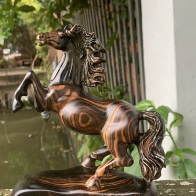 TƯỢNG CON NGỰA PHONG THỦY TRANG TRÍ  bàn làm việc ,bàn học ...bằng gỗ mun hoa  KT CAO 30×15×7,5CM