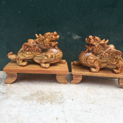 Cặp tỳ hưu phong thủy hút tài lộc về nhà bằng gỗ huyết long kt 20×12×8cm +thêm cả chân đế đi kèm 